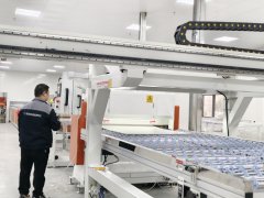 一条刚投产的量子点扩散板生产线正有条不紊地