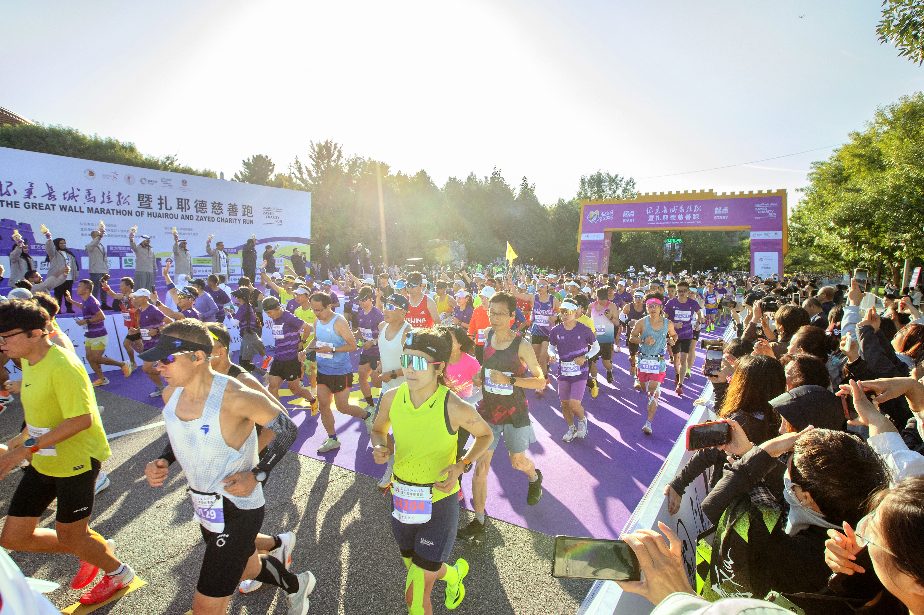 2025怀柔长城马拉松收官：六个人形机器人“兔子