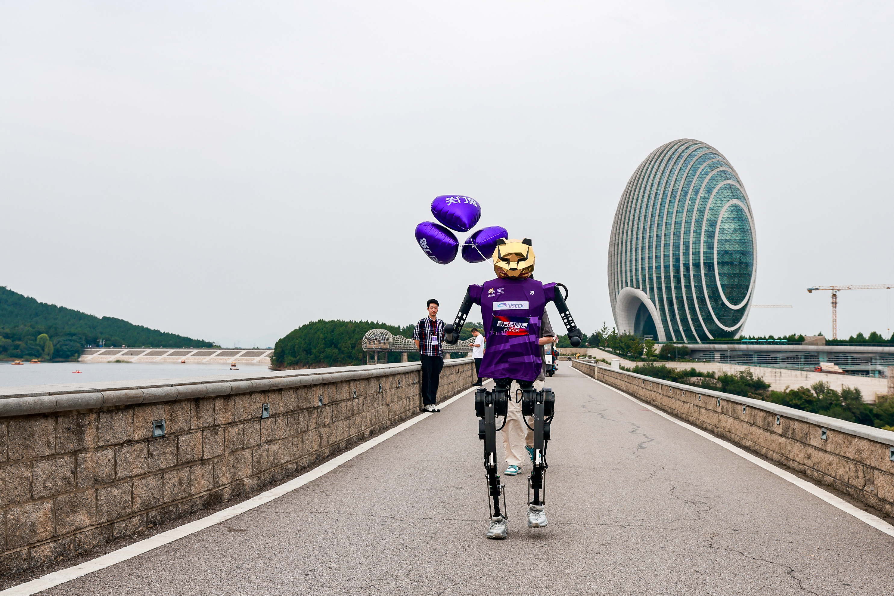 2025怀柔长城马拉松收官：六个人形机器人“兔子