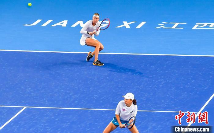 布兹科娃单打晋级并与张帅双打获首胜，海峡组