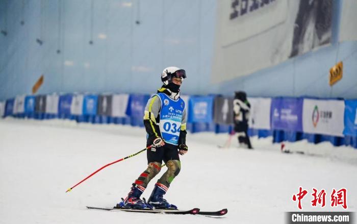 成都室内滑雪场举行的全国大众滑雪技术达标赛