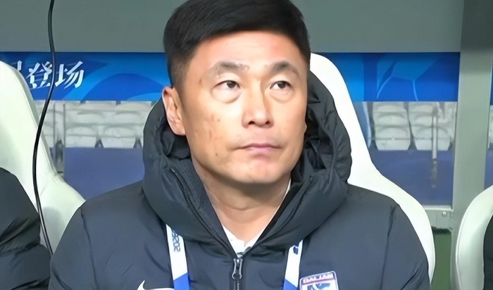 大连英博弃用温小将边后卫首战低迷引争议