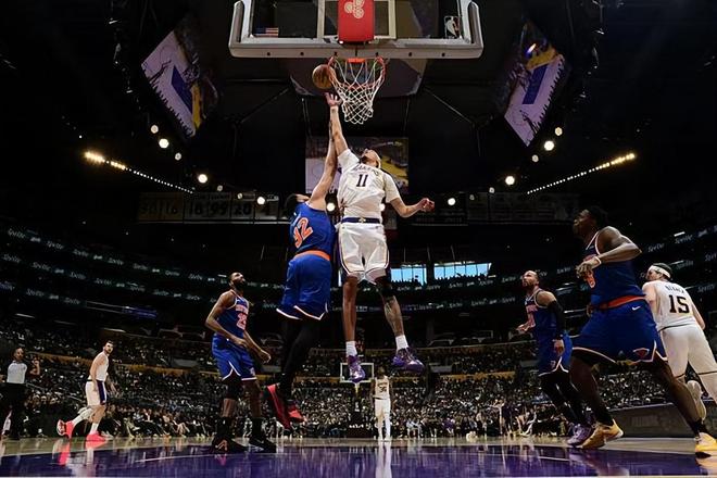 湖人双杀尼克斯登顶西部第五 海斯内线短板暴露