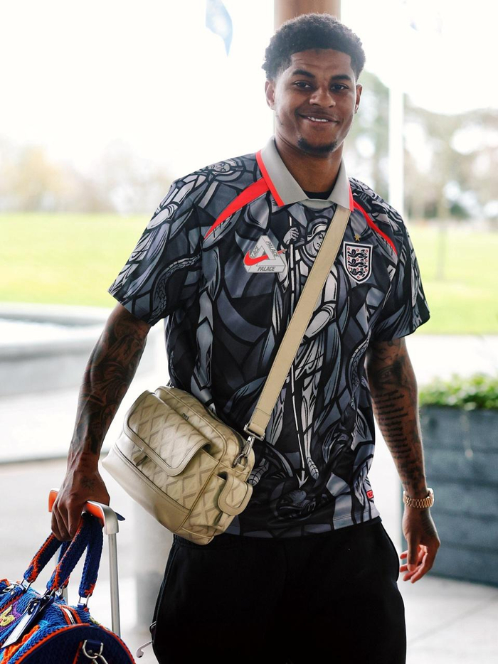 曼联夏季转会引热议 中场重建计划启动