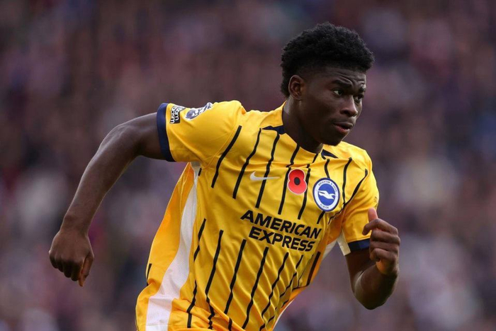 曼联夏季转会引热议 中场重建计划启动