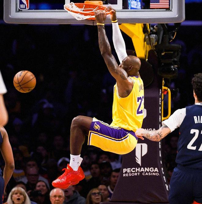 湖人三巨头联手狂轰120分 詹姆斯三双力助球队大