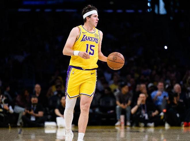 湖人三巨头联手狂轰120分 詹姆斯三双力助球队大