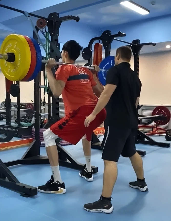 周琦深蹲100公斤难敌姚明283公斤，詹姆斯200公斤