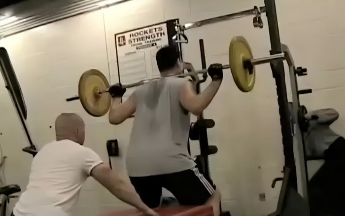 周琦深蹲100公斤难敌姚明283公斤，詹姆斯200公斤