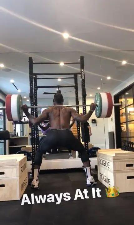 周琦深蹲100公斤难敌姚明283公斤，詹姆斯200公斤