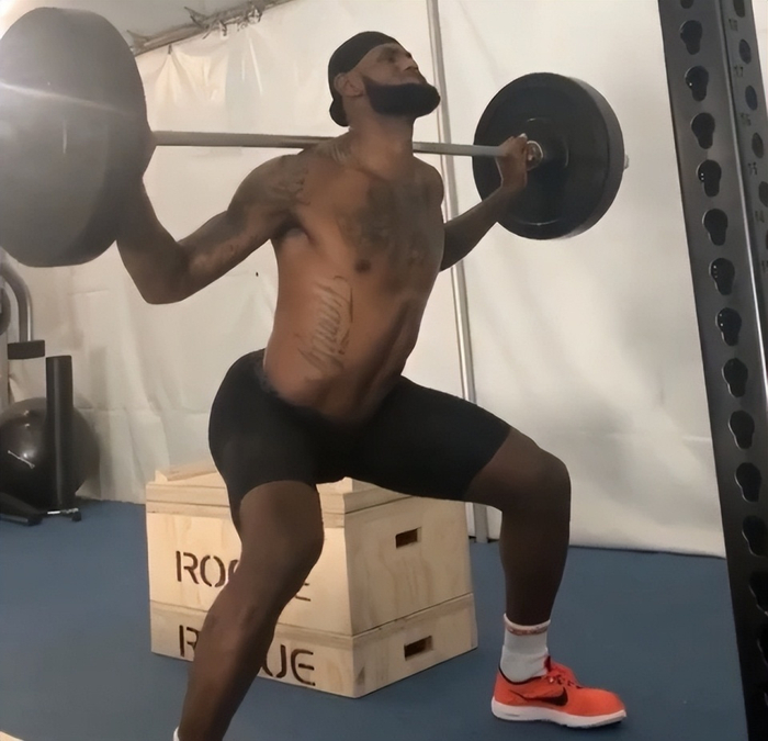 周琦深蹲100公斤难敌姚明283公斤，詹姆斯200公斤